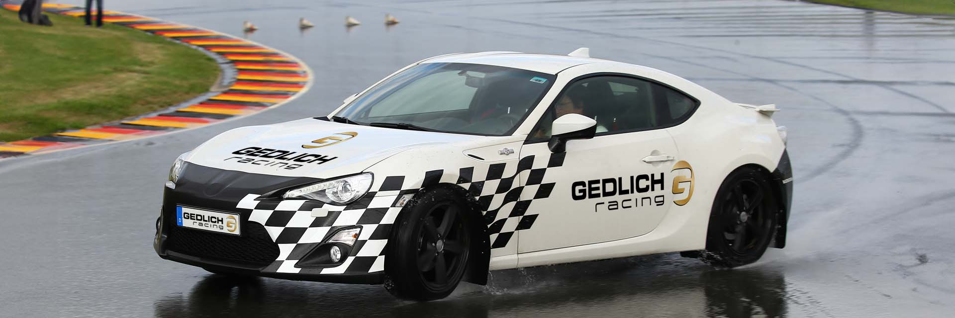 Drifttraining Car Control Training Drift Toyota GT86 Querfahren Quer Slide Drifting Powerslide Fahrsicherheitstraining Safetytraining Training Coaching Porsche BMW Mercedes-AMG Nissan GR Yaris Drivingschool driving test Sachsenring Fahrerlebnis